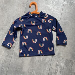 UV-shirt Regenbogen! Maat 128