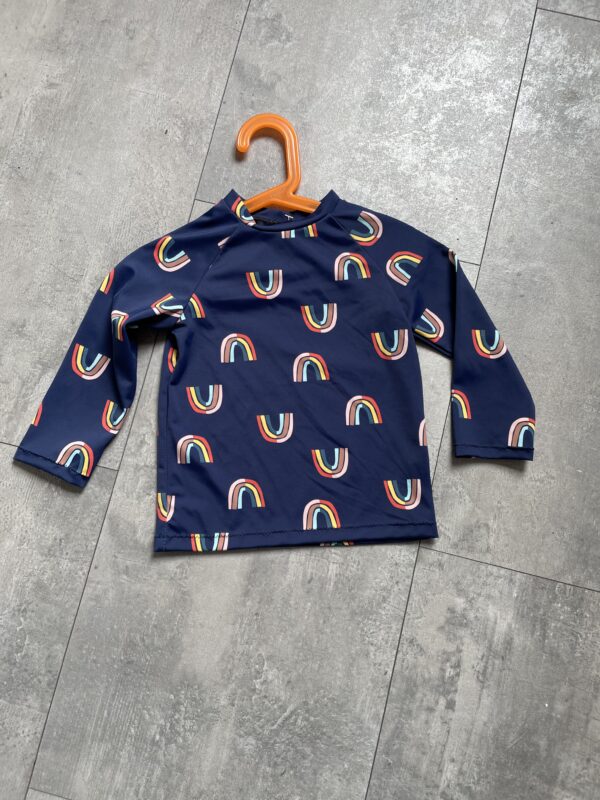 UV-shirt Regenbogen! Maat 128