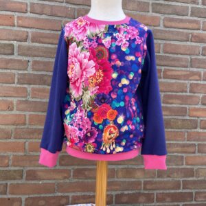 Trui Bloemen maat 110/116